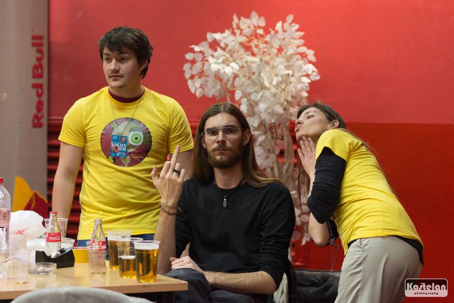 Vitasović je studenticu pozvao na stage pa su skupa zapjevali