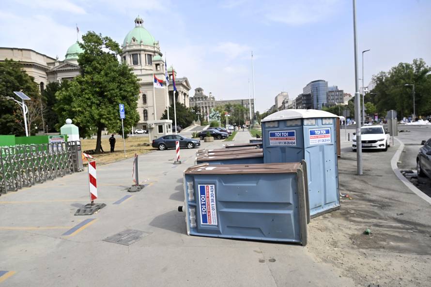 Beograd: Šatorsko naselje ispred Narodne skupštine Republike Srbije  se srušilo pod natelom jakog vjetra