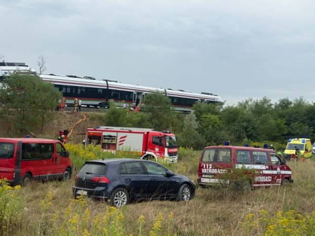 PRIZORI UŽASA Putnički vlak smrskan u sudaru s teretnim, na terenu i helikopter hitne