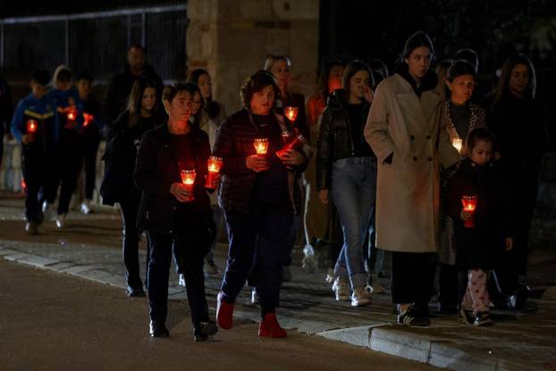 Škabrnja: Odavanje počasti poginulima paljenjem svijeća u Ulici 18. studenog 1991