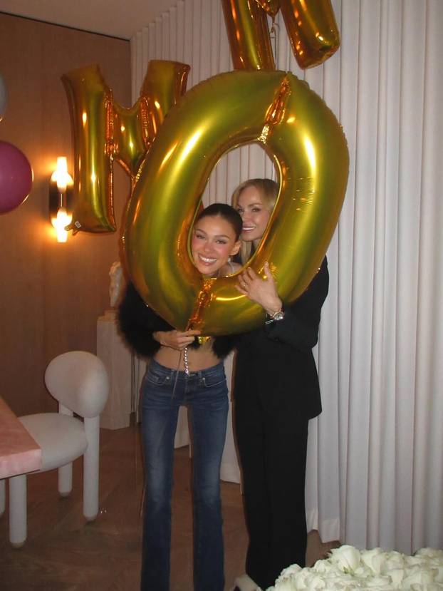 FOTO Snaha o kojoj priča cijeli svijet zabrinula izgledom: Ima na sebi sve manje odjeće i kila