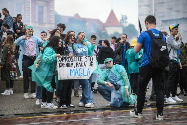 Zagreb: Maturanti se okupili na Trgu bana Jelačića i krenuli prema Bundeku