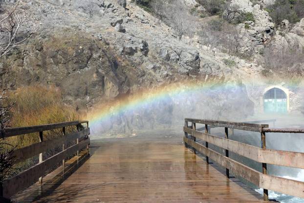 Knin: Slap Kr?i?, poznatiji kao Topoljski buk ili Veliki buk ukrašen dugom
