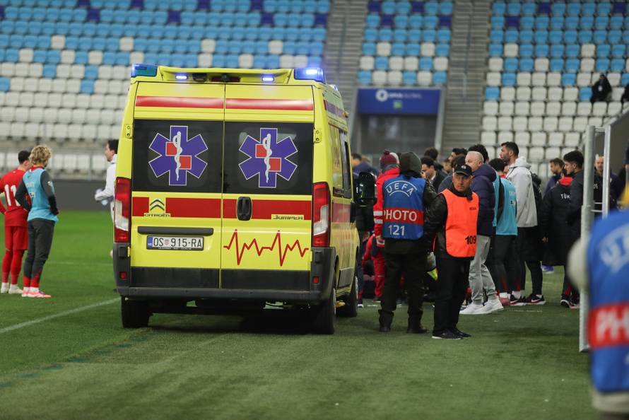 Osijek: Tijekom utakmice s Hrvatskom, turski izbornik Egemen Korkmaz se srušio i odvela ga je Hitna pomoć