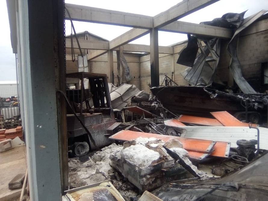 Izgorjela tri broda zbog žara, požar zbog bure prijetio kućama