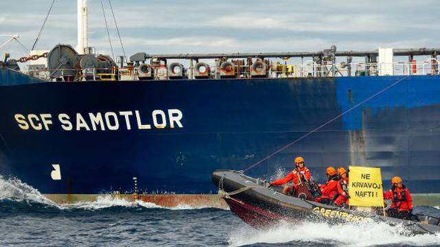 Greenpeace prosvjedovao na Jadranu ispred tankera koji u Omišalj prevozi rusku naftu