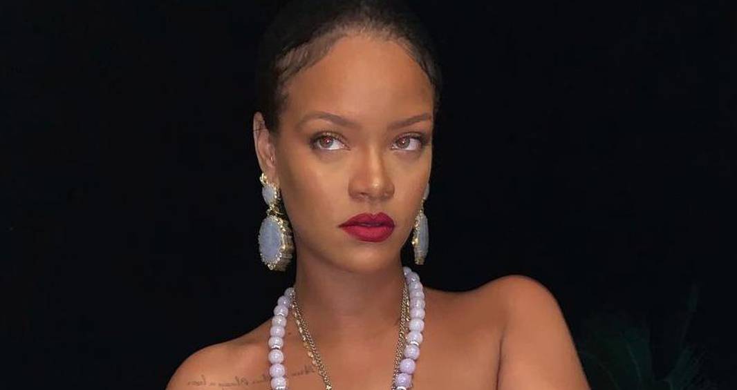 Rihanna pozirala bez grudnjaka