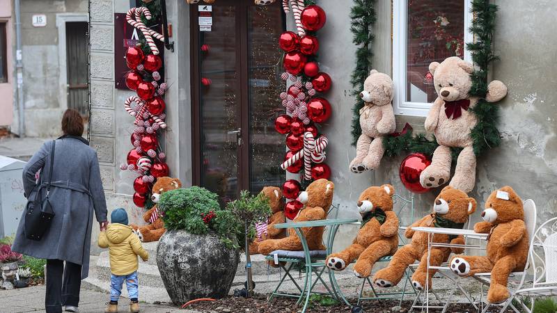FOTO Kućica u Maloj ulici okićena plišanim medvjedićima - Pripreme za Božić u punom jeku