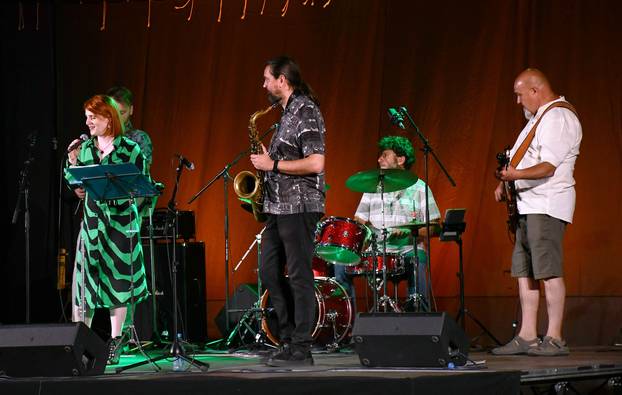 Slavonski Brod: Koncert  jazz sastava Sing Song Swing na pozornici Brodskog glazbenog ljeta