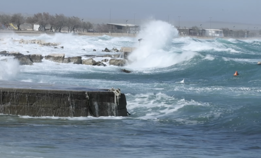 Pogledajte kako se Hrvat bori s burom na moru! Upalili se novi alarmi, evo što nas čeka sutra