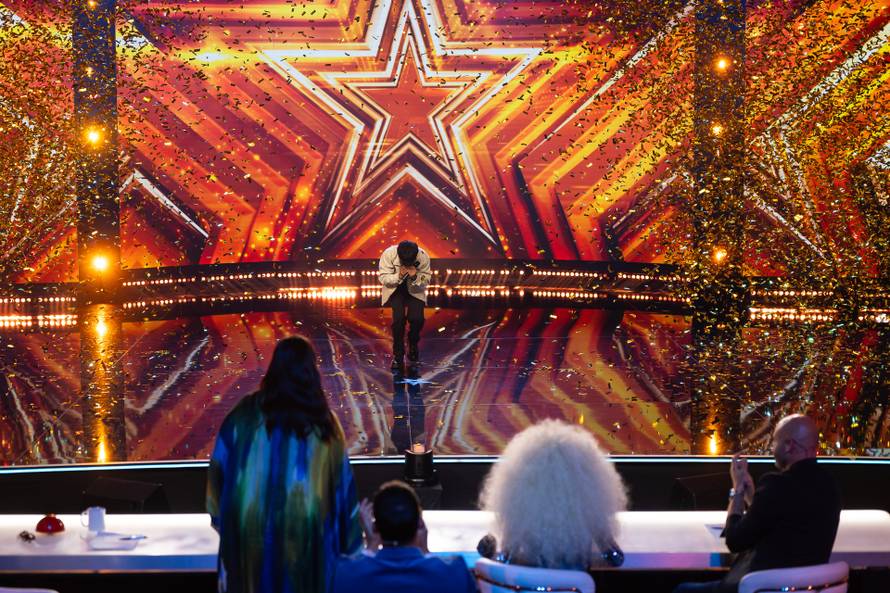 Filipinac Nicolas Ypil pjesmom oduševio žiri, vidno ganuta Martina stisla je zlatni gumb