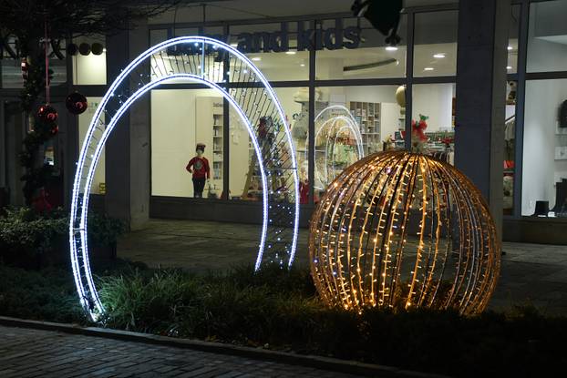Sisak: Šareni božićni ukrasi uljepšavaju grad u vrijeme Adventa