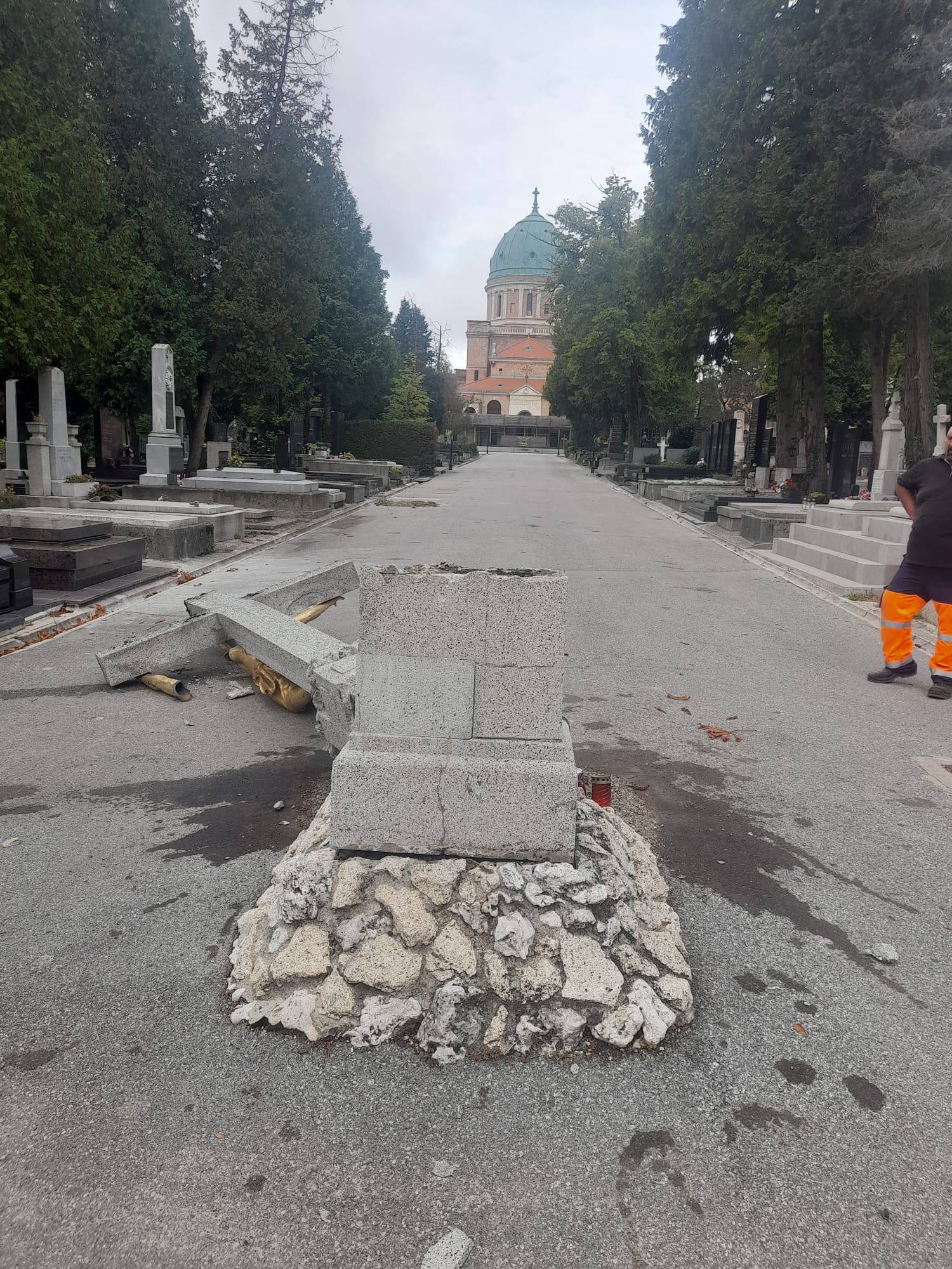 Na Mirogoju srušili glavni križ: 'Kombi je išao u rikverc punim gasom. Prekrili su ga i otišli'