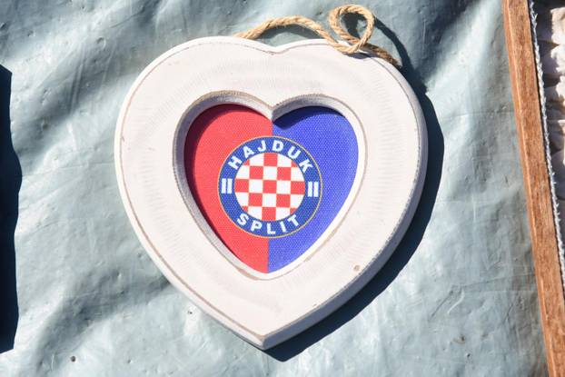 Koprivnica: Velika gužva na buvljaku koji je privukao pažnji brojnih prodavača i još više kupaca