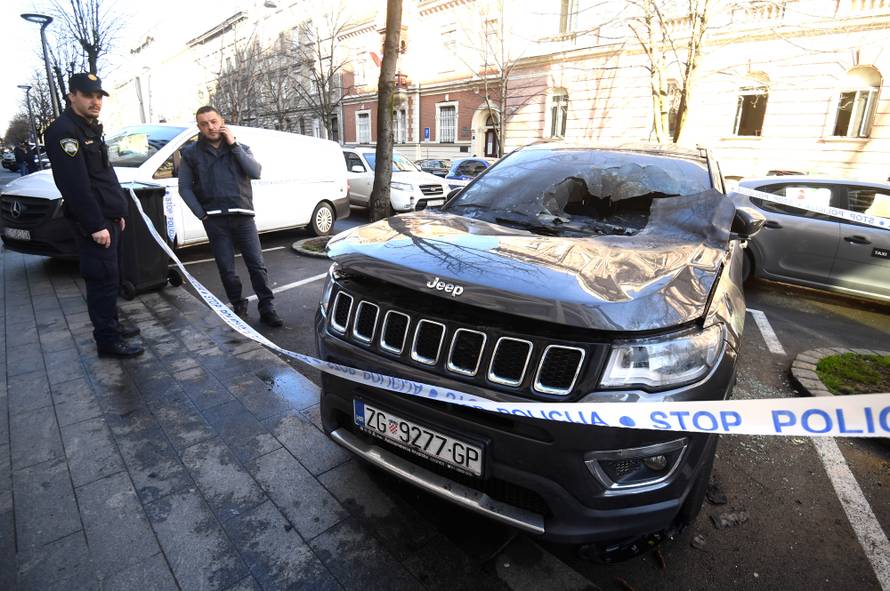 Bacili zapaljivu stvar na auto u Zagrebu, savila mu se hauba