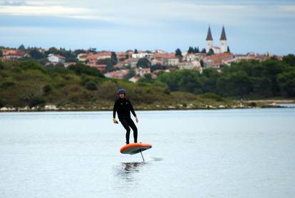 FOTO Ovo su možda posljednje fotografije kupanja ovoga ljeta. U Puli turisti zatvorili sezonu