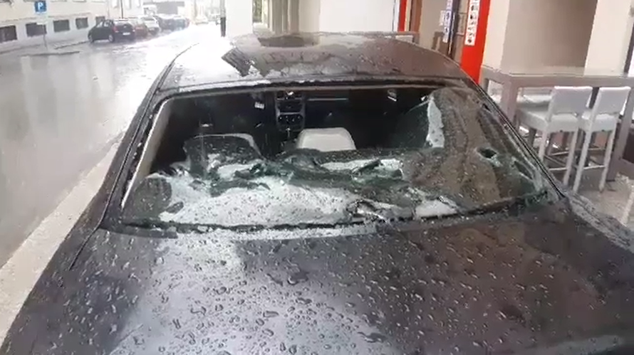 Vjetar nosio crjepove, tuča je oštetila automobile: 'Čula se kao pucnjevi, prestrašili smo se'