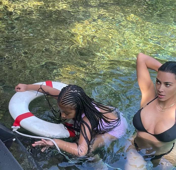 Kim Kardashian pokazala obline u malenom crnom bikiniju