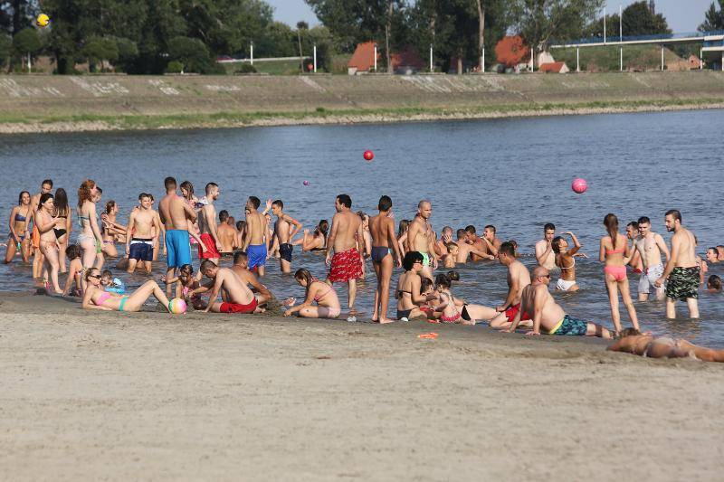 Ma koje Zrće: 'Copacabana' u Osijeku krcata je seksepilom