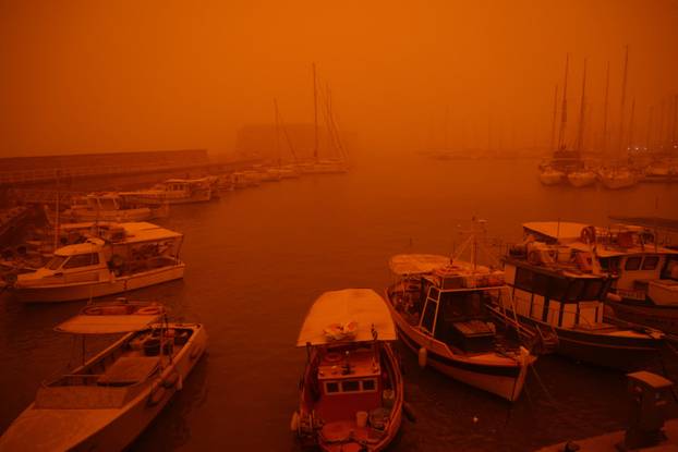 JEZIVI PRIZORI Kreta kao Mars: Saharski pijesak obojio je nebo u crveno i donio kaos na otoku