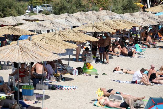 Brodarica: Turisti osvježenje od vrućine pronašli na plaži Rezalište