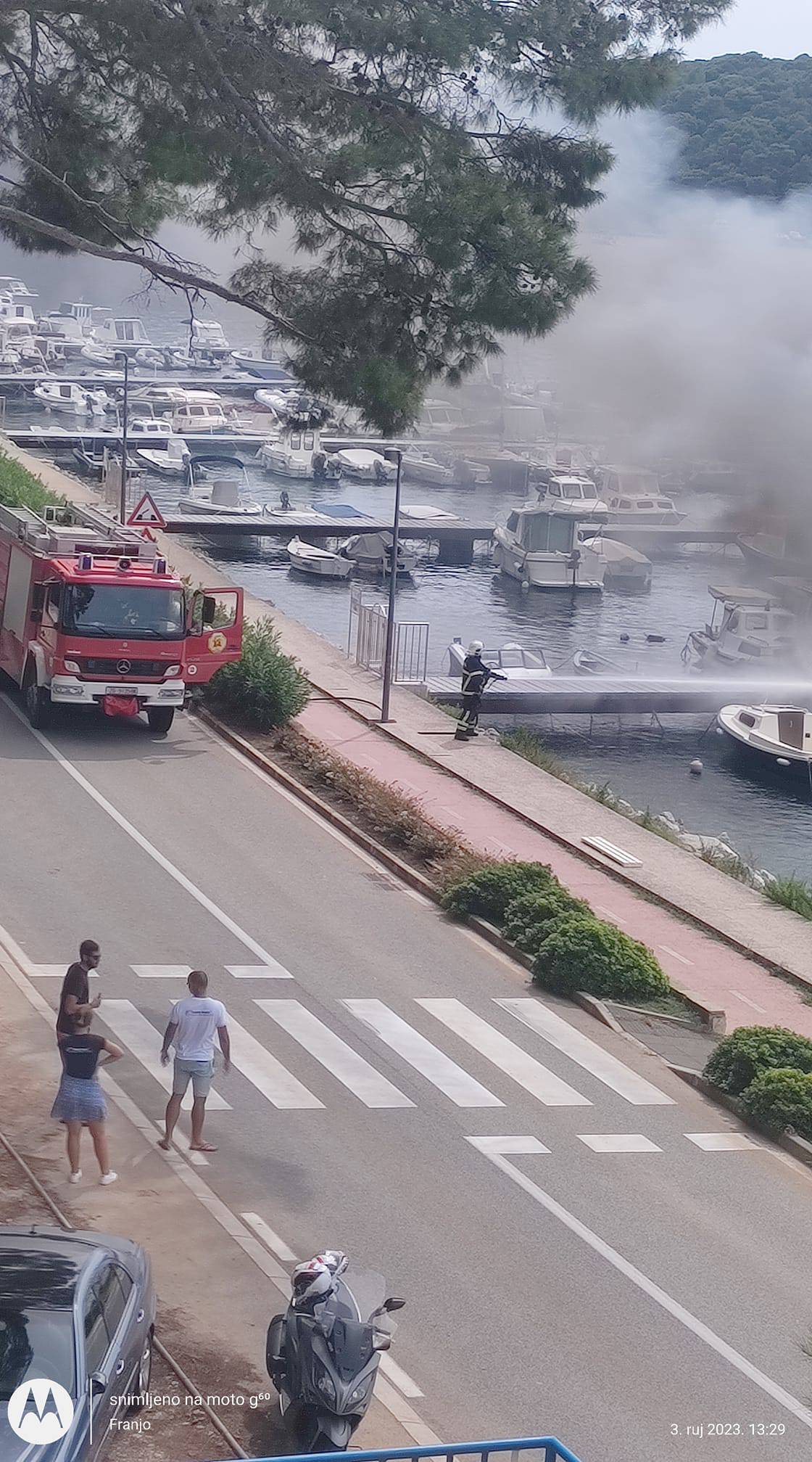 FOTO U Malom Lošinju gorjelo pet brodica, jedan čovjek u  požaru je zadobio opekline