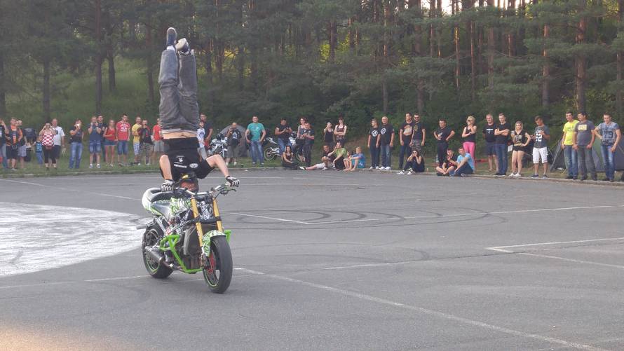 Vozi naopačke: Napravim tako stoj na glavi i upalim motor