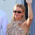 Sydney Sweeney u prozirnom topu stigla u Veneciju, jedva je prekrio njene bujne grudi