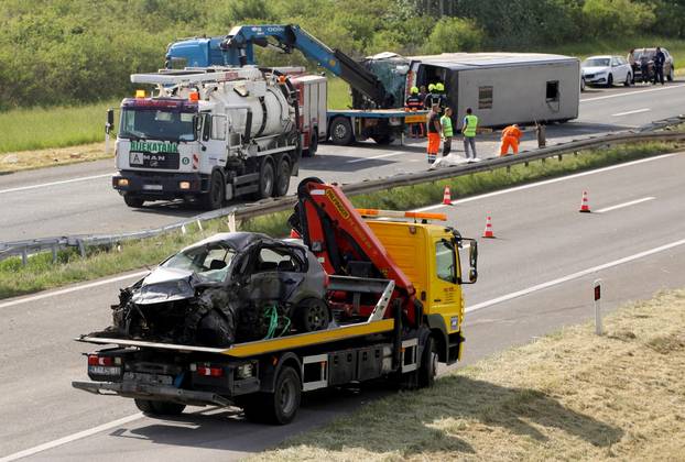 U sudaru autobusa i auta na A3 dvije osobe poginule, više ozlijeđenih