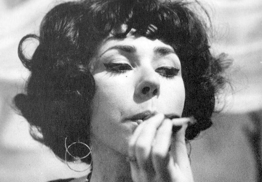 Znaš li tko sam? Bit ću bogata, govorila je u neimaštini. Mama nije htjela da se bavi glumom