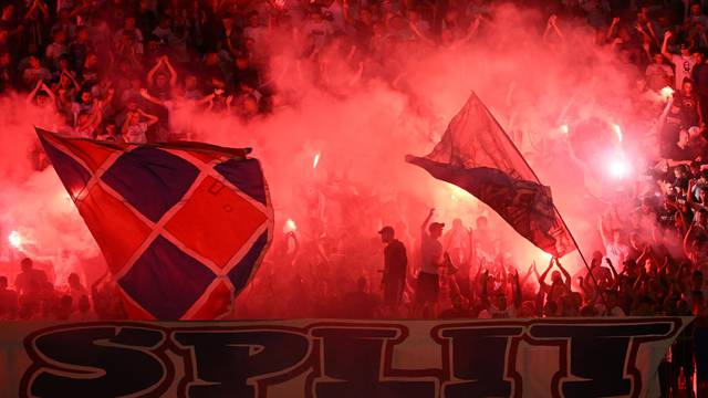 Navijači palili baklje tijekom utakmice Hajduk-Lokomotiva
