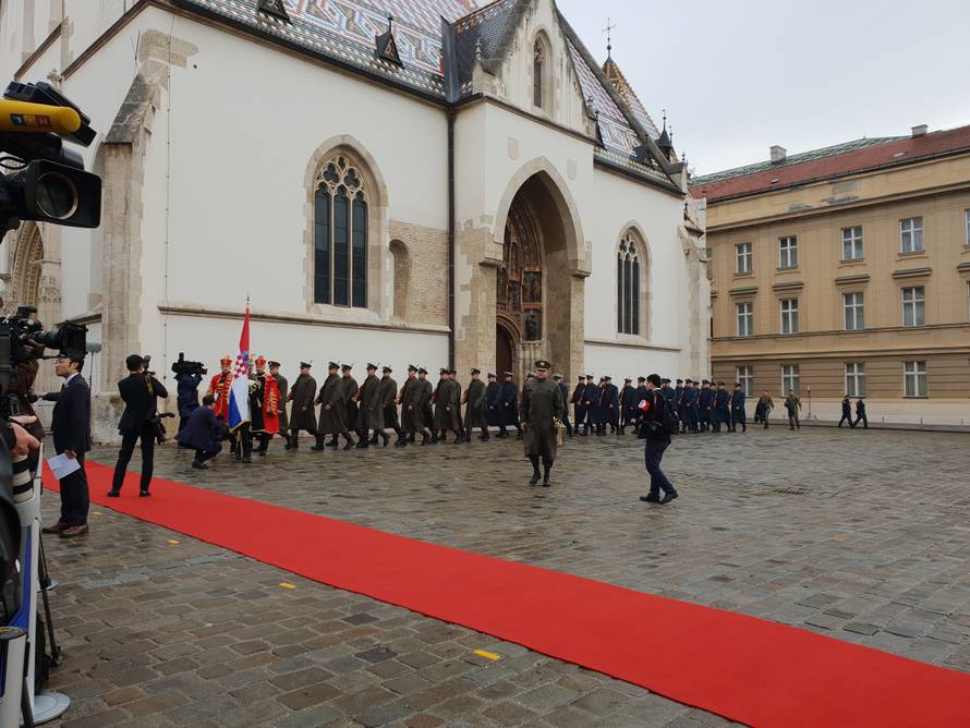 Plenković na dar dobio loptu, a on poklonio bicikl Mate Rimca