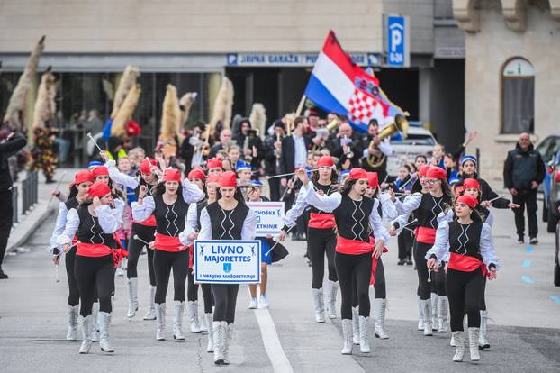 Šarena povorka maskiranih skupina u Splitu