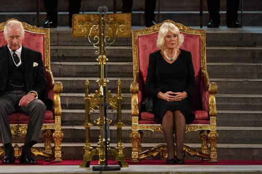 FOTO Kralj Charles III. i supruga Camilla po prvi put na tronu