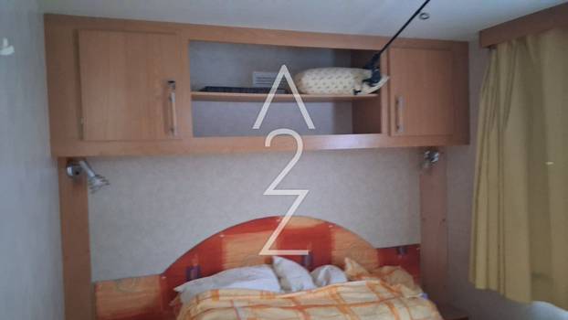 FOTO U Novalji prodaju kućicu od 30 m2 za 12.000 €! Mobilna je: 3 su hladnjaka i ova oprema