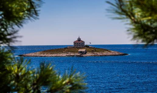 Oto&ccaron;i&cacute; Pokonji Dol obi&dstrok;e se u samo 600 koraka, a na njemu ponosno stoji svjetionik iz 1872.