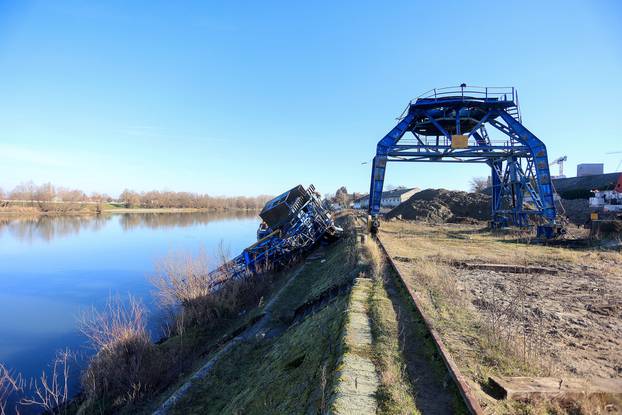 Osijek: Četiri osobe ozlijeđene pri padu velike lučke dizalice