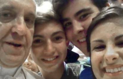 Papa krši protokol? Slikao se s mladima u Bazilici sv. Petra