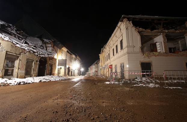 Noćne fotografije centra Petrinje dva tjedna nakon potresa