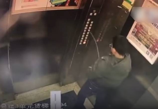 Karma: Dječak urinirao u liftu, a onda ostao zaglavljen unutra