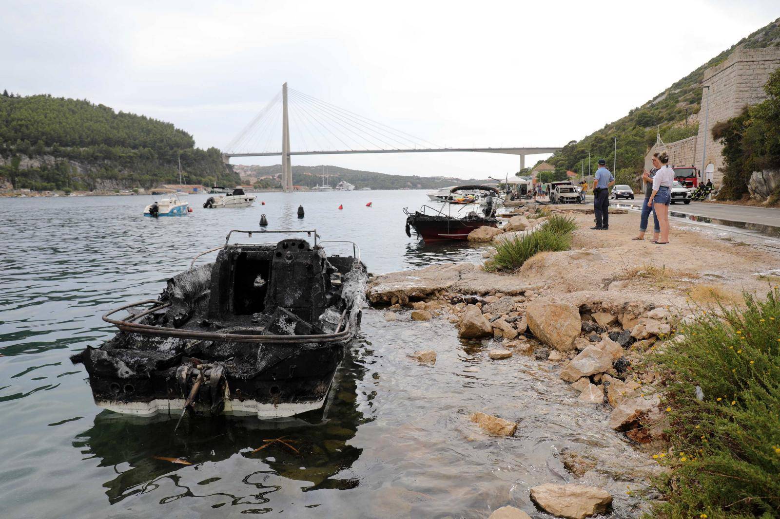 U Dubrovniku su jučer gorjele brodice, kombi, auta. Policija: Požar je izbio u gepeku kombija