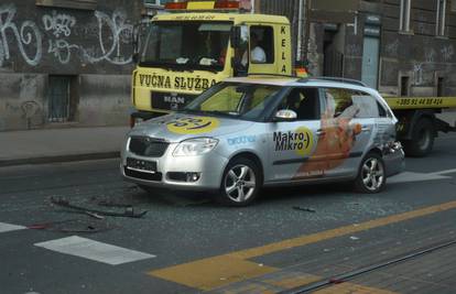 U naletu automobila  u Zagrebu ozlijeđene su dvije pješakinje 
