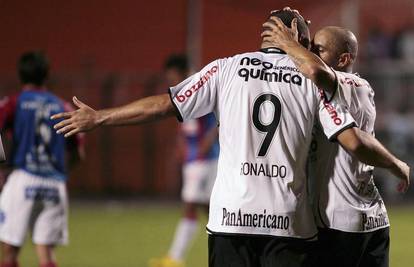 Legende u akciji: Ronaldo zabio gol, Carlos najbolji