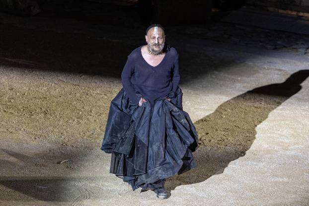 Pula: U Malom rimskom kazalištu odigrana je predstava "Antigona - 2000 godina kasnije"