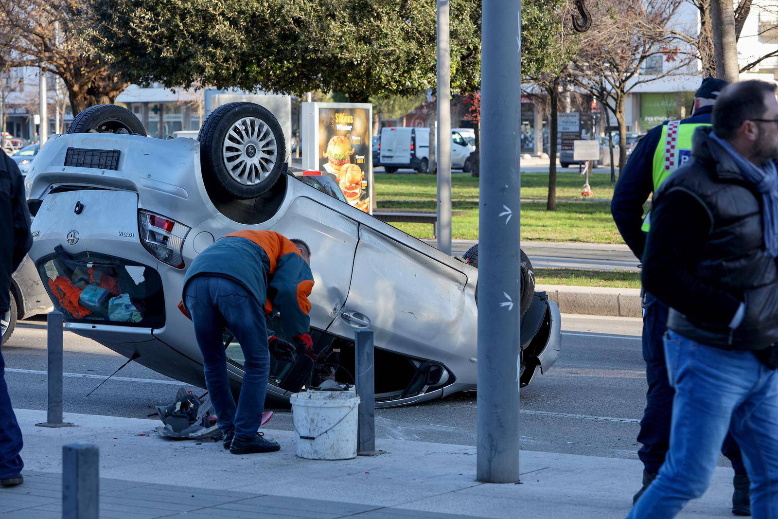 Prometna nesre?a u Zadru, auto u kojem su bili žena i dijete okrenuo se na krov