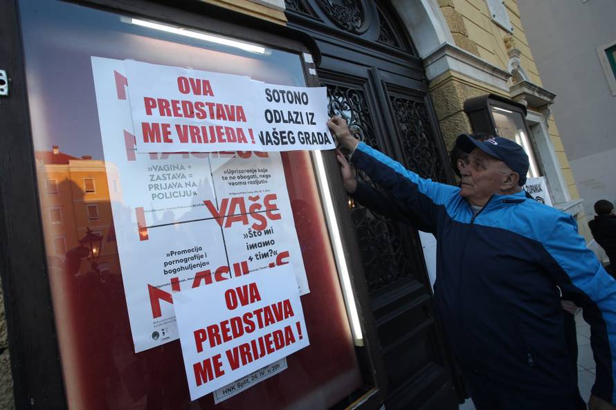 Policija izbacila HSP-ovce koji su ometali Frljićevu predstavu