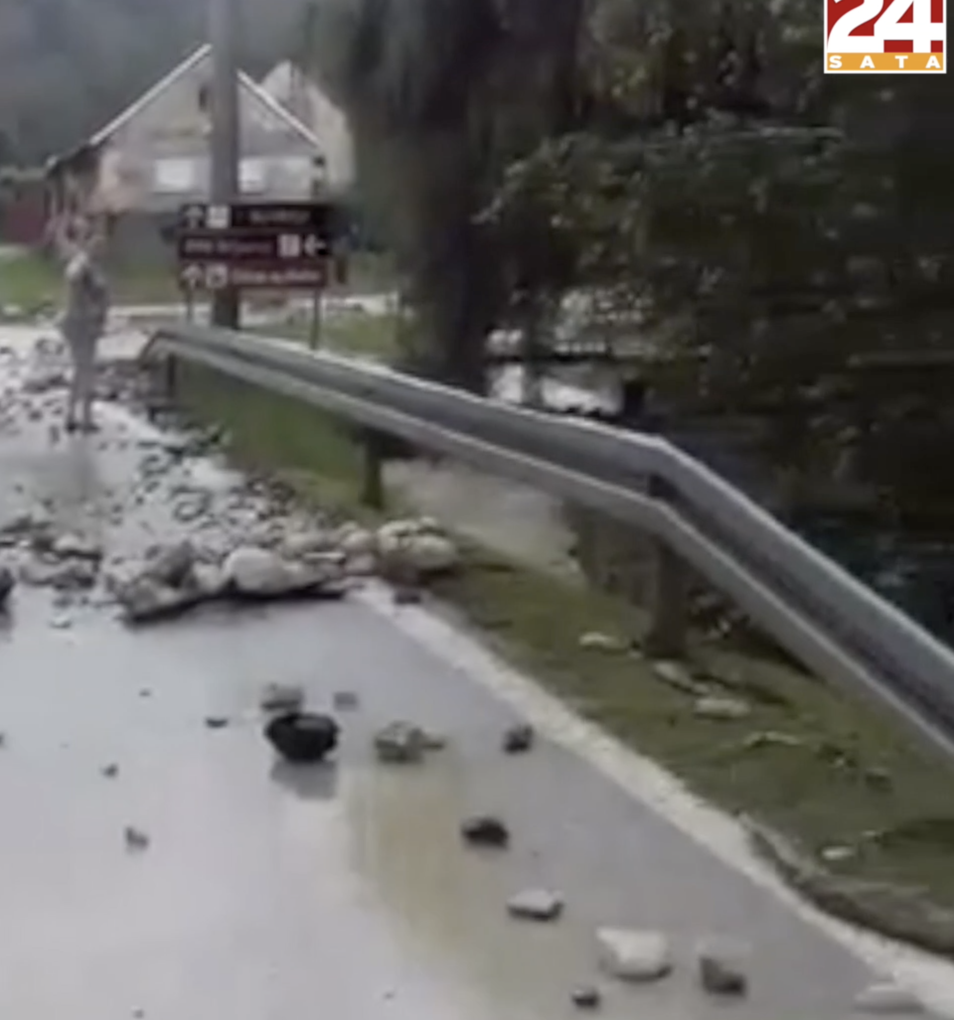 Kiša  tri puta u danu poplavila selo, ceste zatrpala kamenjem