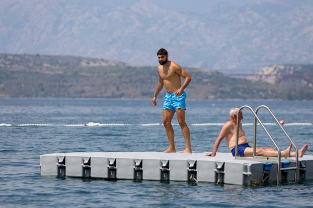 EKSKLUZIVNO Novigrad: Joško Gvardiol ljetne dane provodi na plaži u Novigradu
