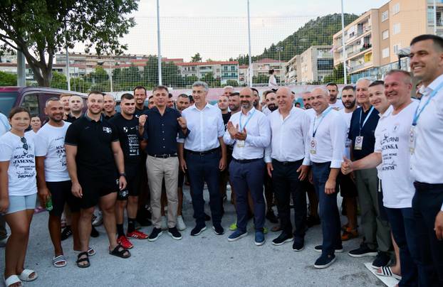Ploče: Premijer Plenković se s pobjedničkim ekipama nakon završetka 29. Maratona lađa