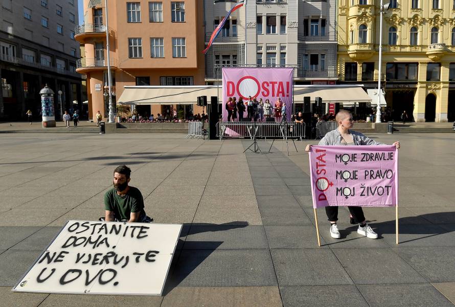 Zagreb: Na glavnom Trgu održan prosvjed "Dosta!" u znak solidarnosti za prekid trudnoće